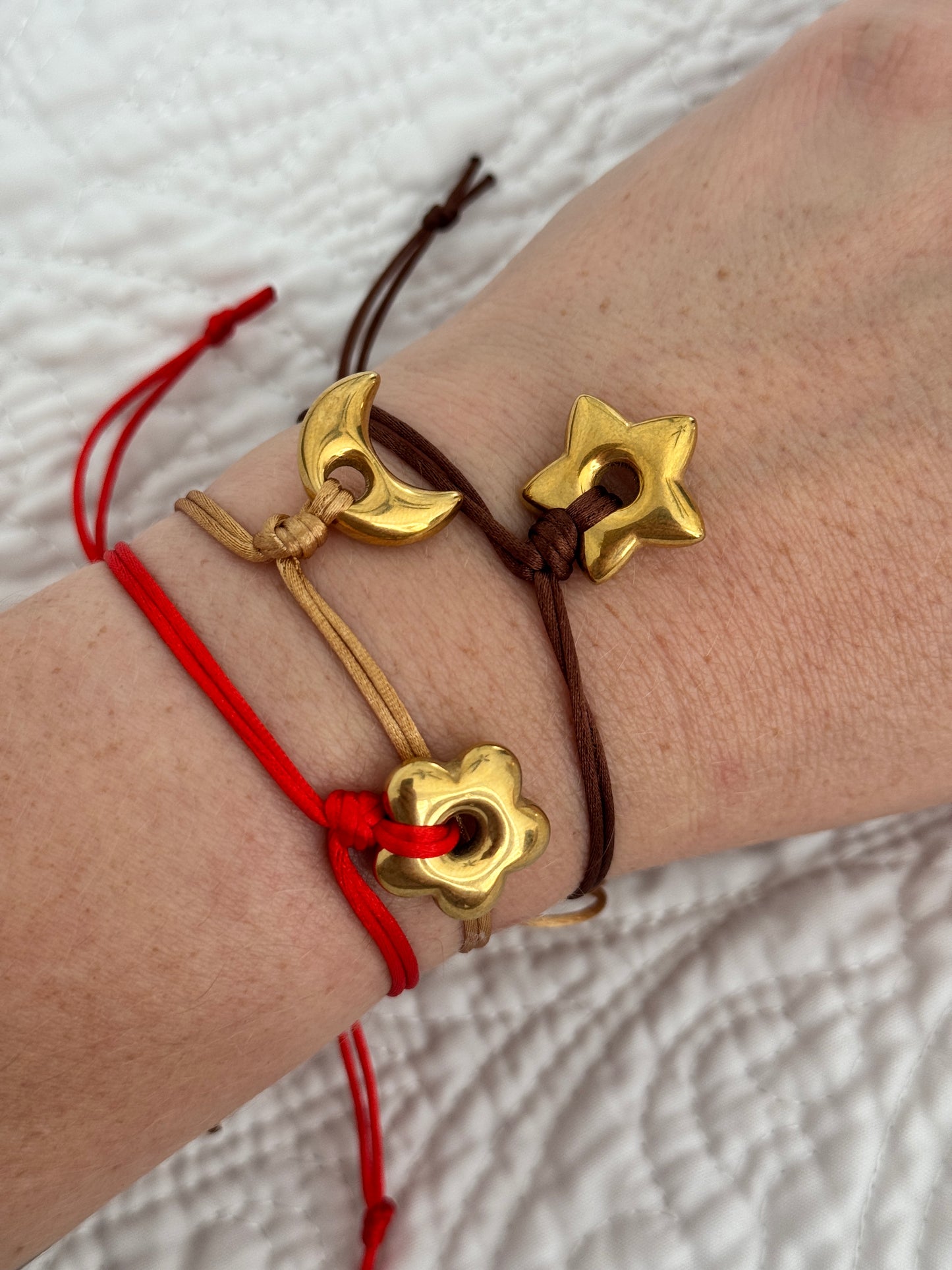 Daisy, star and moon bracelet - Perla De Agua Dulce