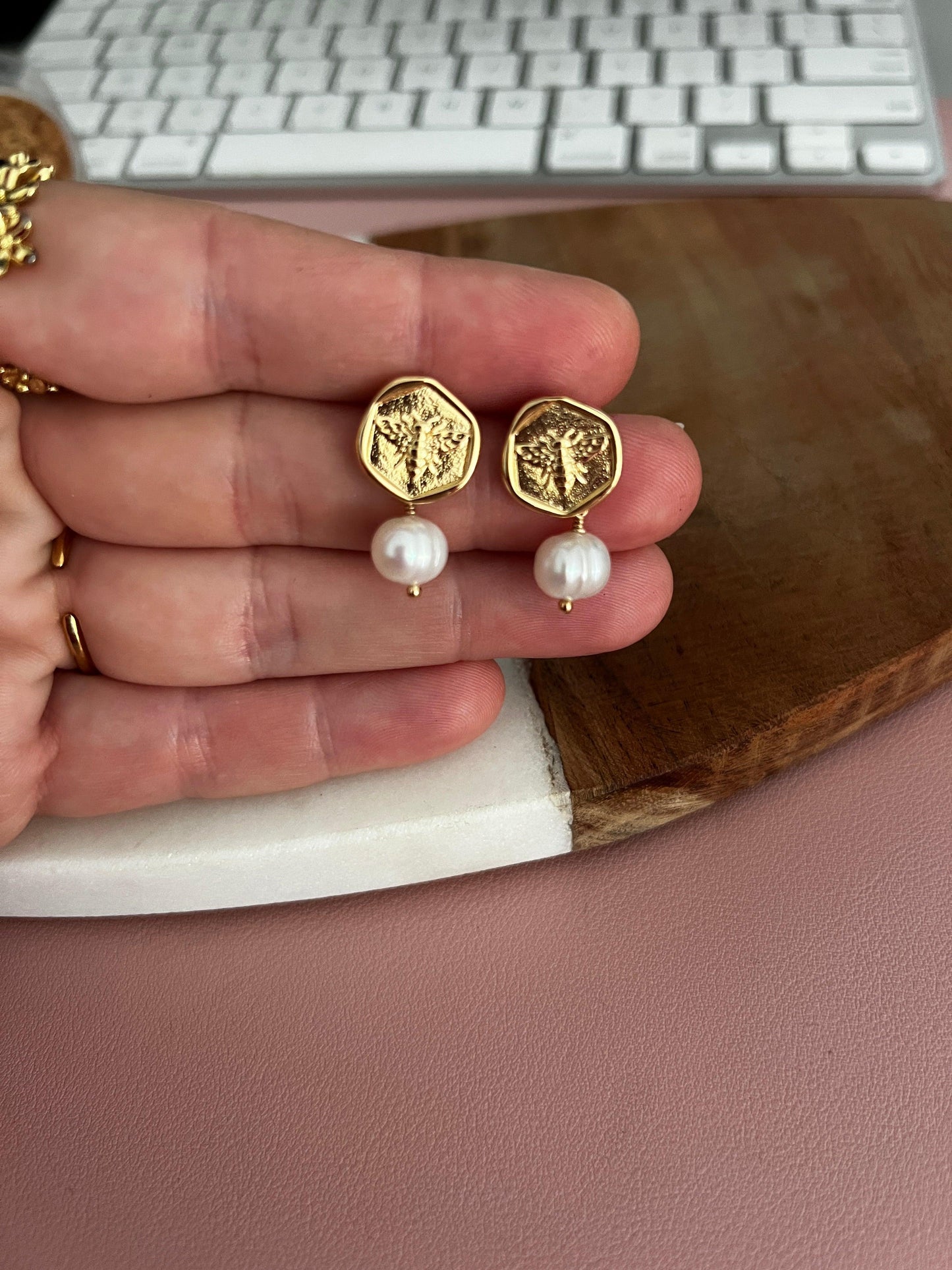 Bee stud - Perla De Agua Dulce