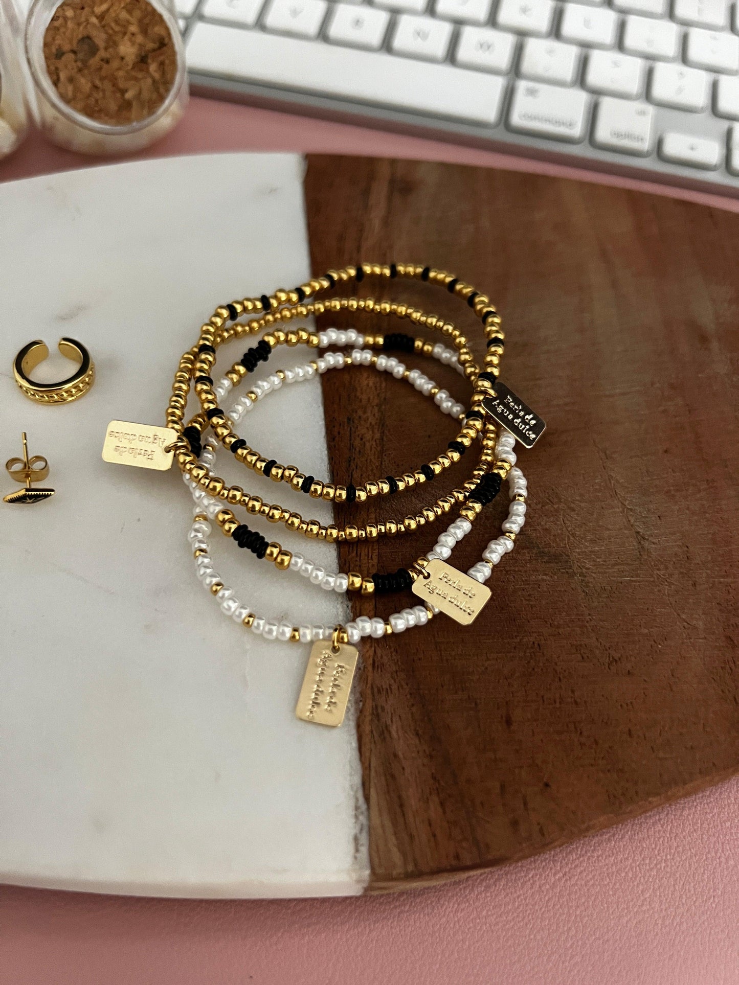 Gold and black bracelets - Perla De Agua Dulce