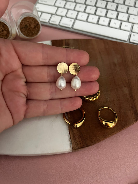 Pearl drop stud