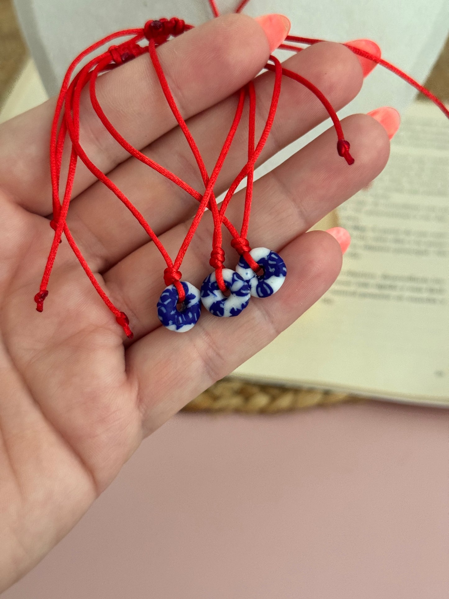 Hilo rojo con cristal africano - Perla De Agua Dulce