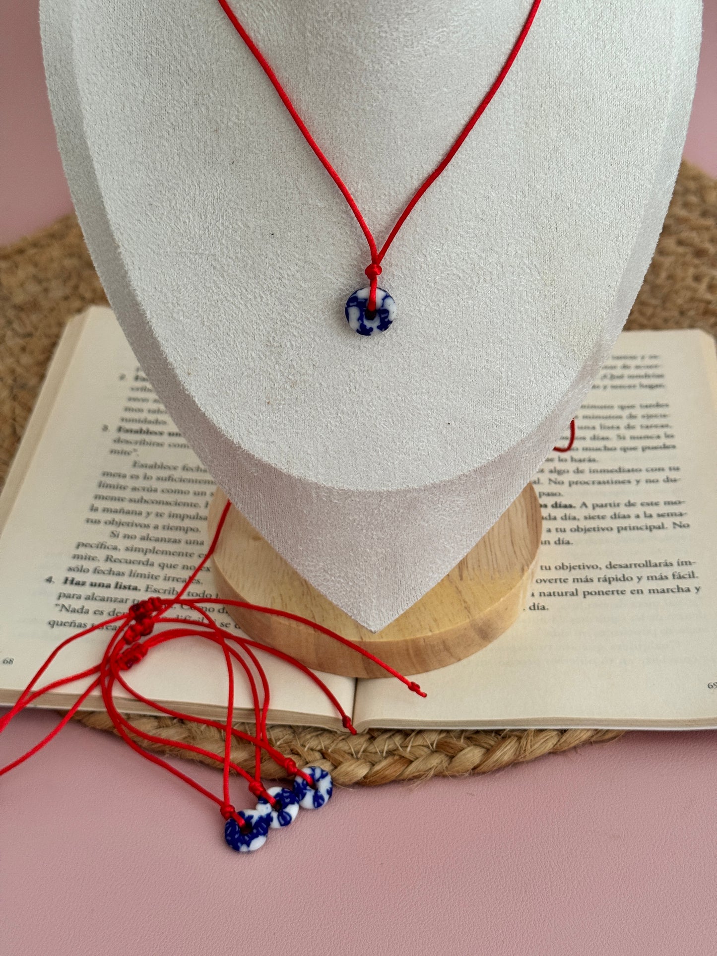 Hilo rojo con cristal africano - Perla De Agua Dulce